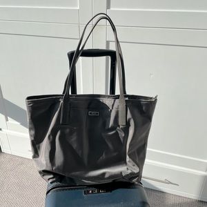 Like New Tumi Voyageur Large carry-on Tote